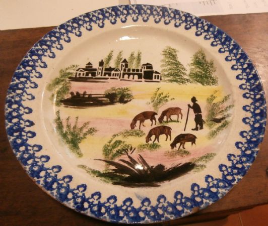 gruppo di tre piatti in ceramica dipinta